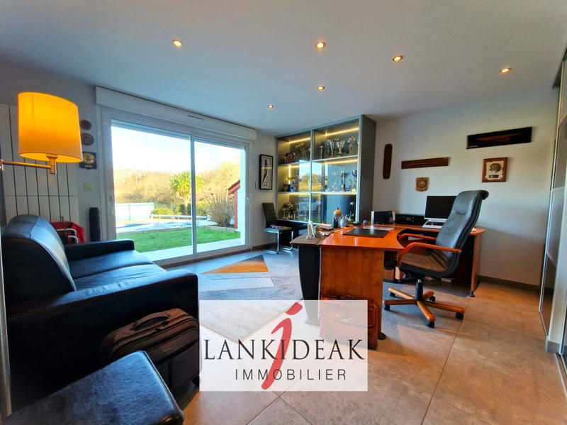 Maison - 204 m² - 6 pièces