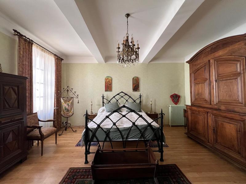 Maison - 260 m² - 10 pièces