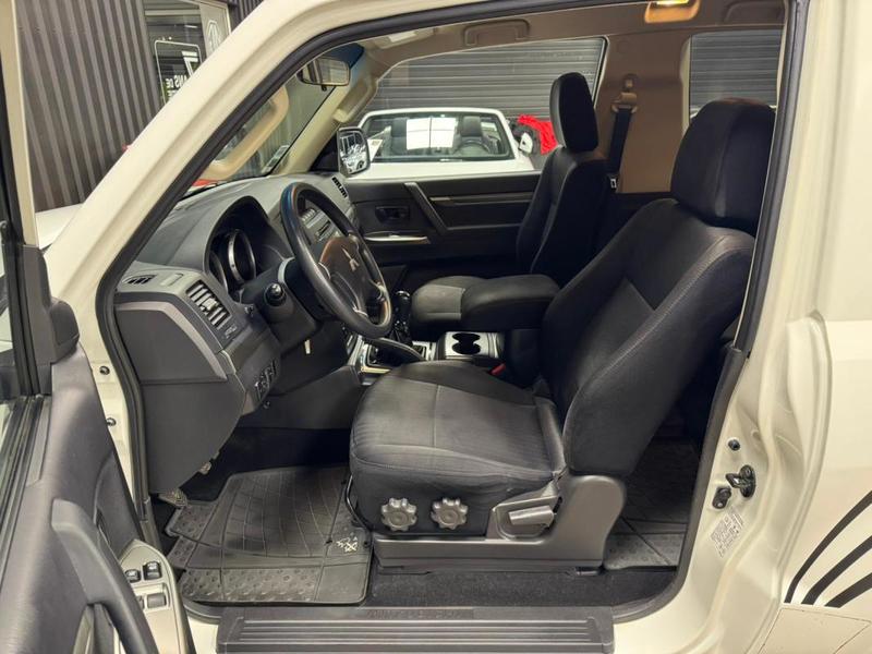 Mitsubishi Pajero III (2) 3.2 Di-D 200 Sport Black 3p