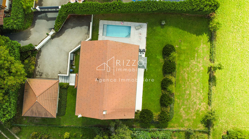 Maison - 228 m² - 8 pièces