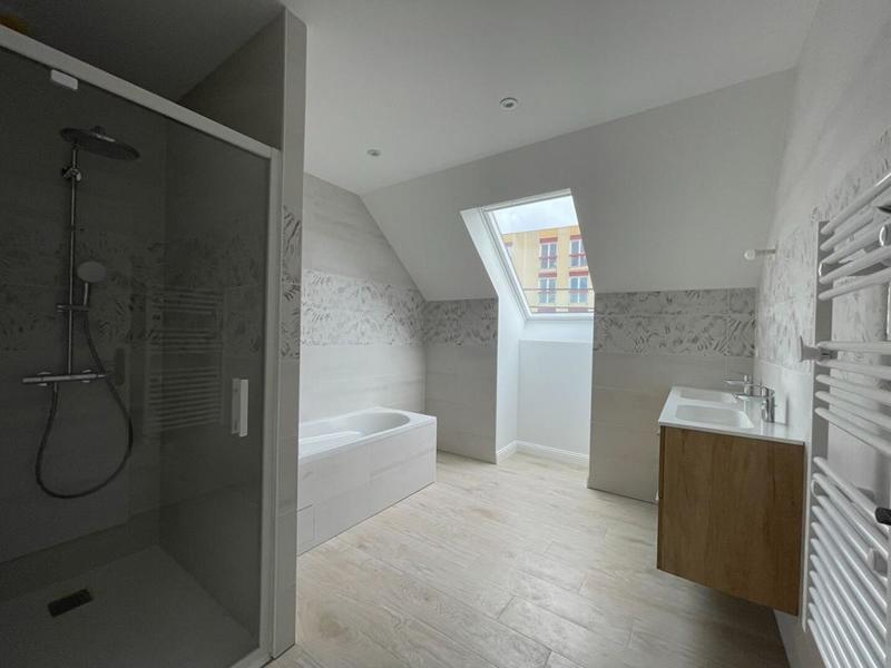 Maison - 222 m² - 8 pièces