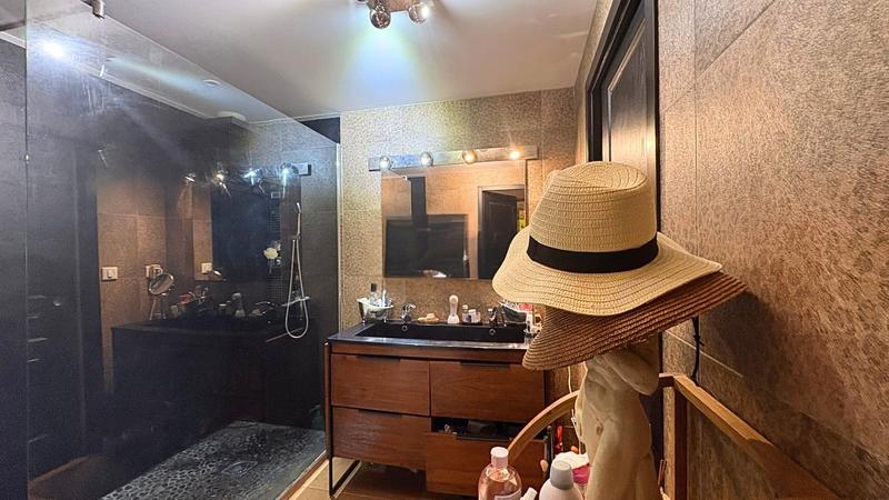 Maison - 230 m² - 7 pièces