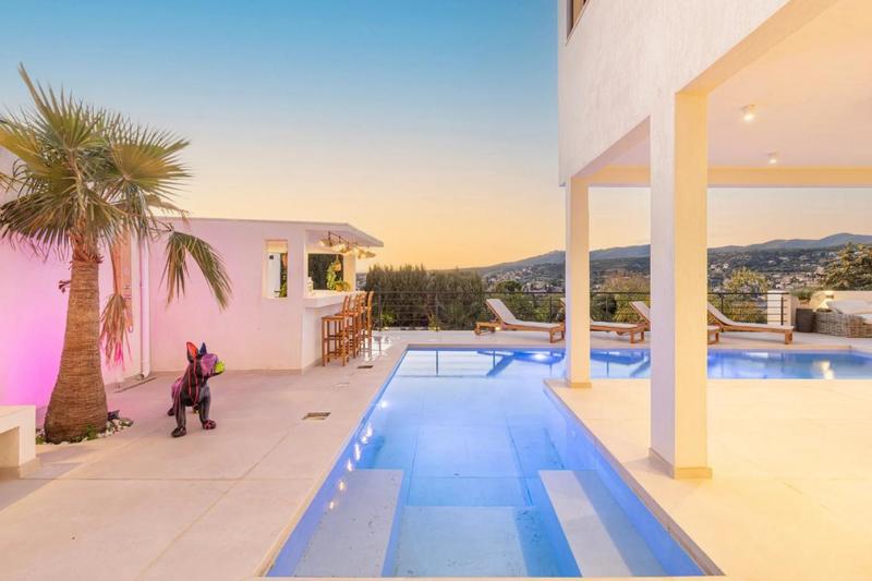 Maison - 250 m² - 7 pièces