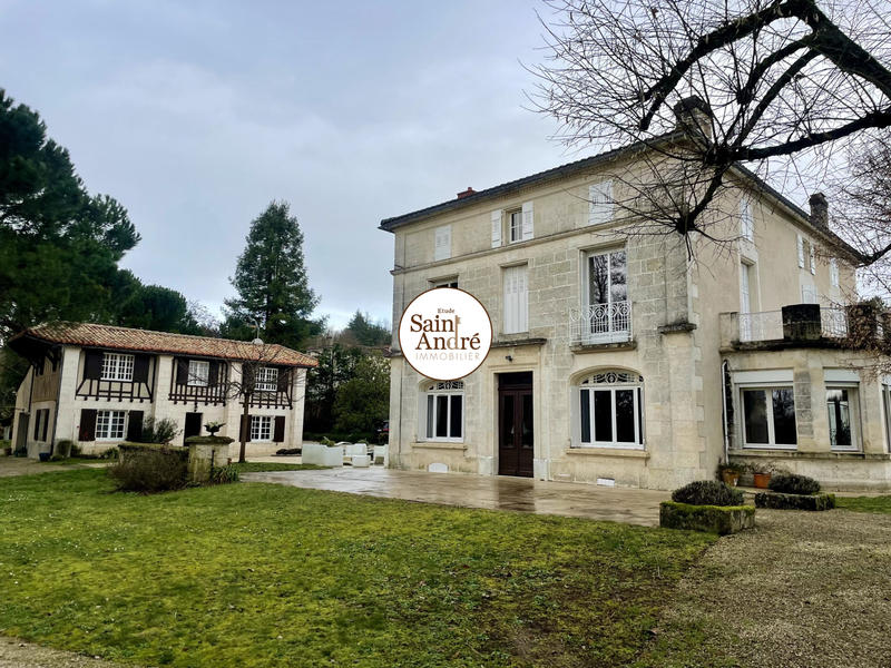 Maison - 340 m² - 10 pièces