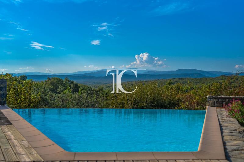 Maison - 223 m² - 9 pièces