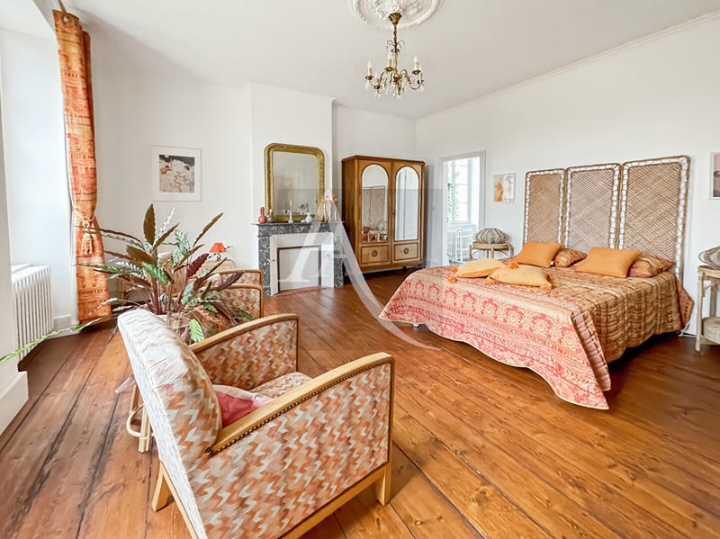 Maison - 437 m² - 11 pièces