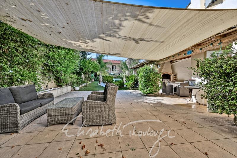 Maison - 330 m² - 12 pièces