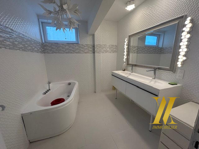 Maison traditionnelle - 180 m² - 6 pièces