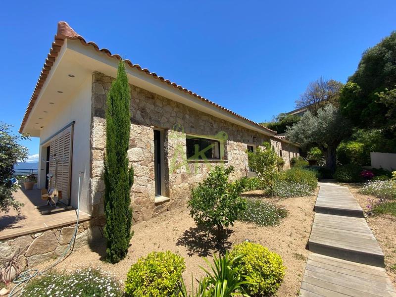 Maison contemporaine - 289 m² - 7 pièces