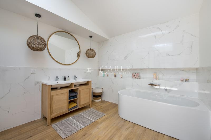 Maison - 201 m² - 7 pièces