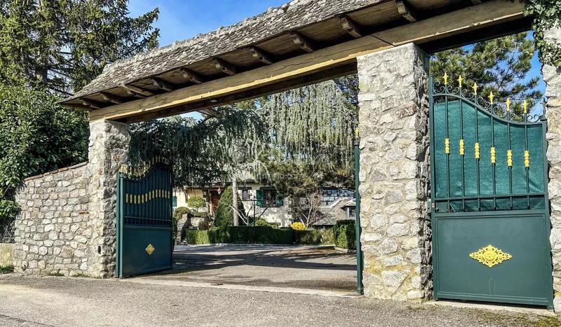 Maison - 429 m² - 10 pièces