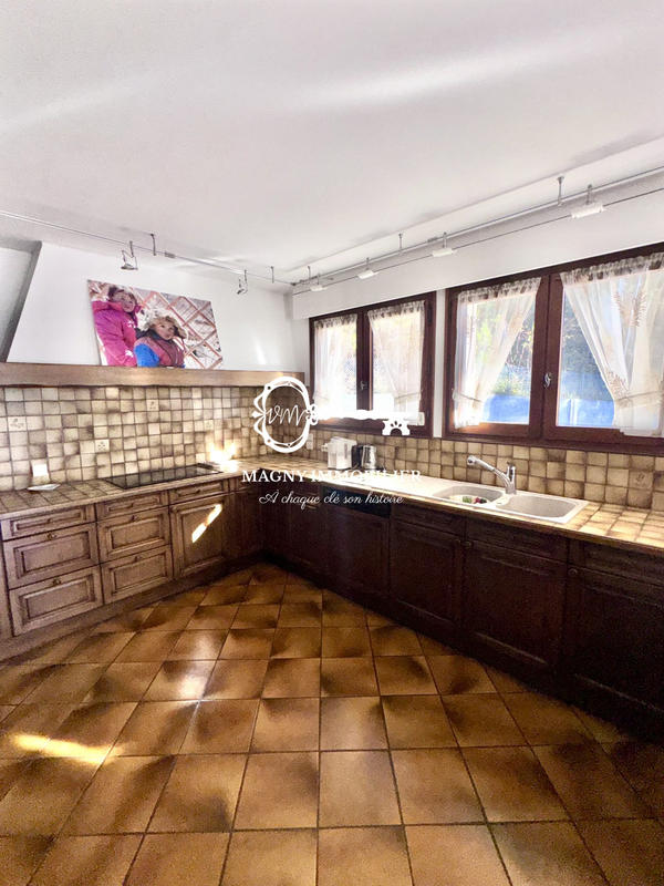 Maison - 280 m² - 10 pièces