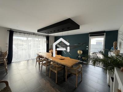 Maison - 200 m² - 8 pièces