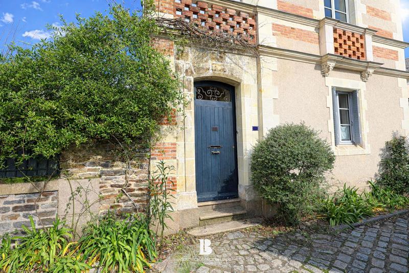 Maison - 218 m² - 9 pièces