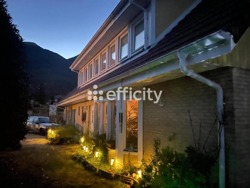 Maison - 232 m² - 8 pièces