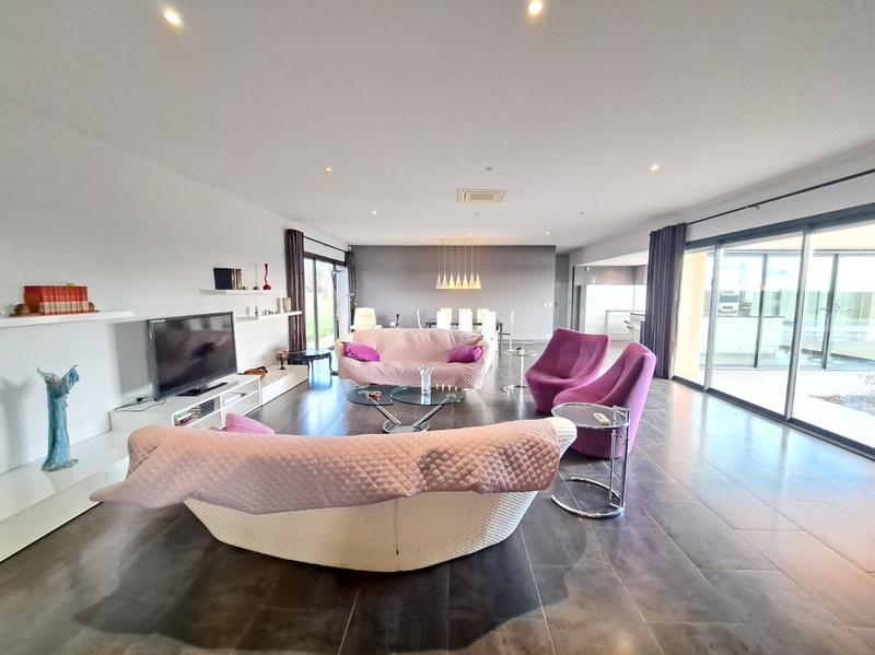 Maison - 305 m² - 6 pièces