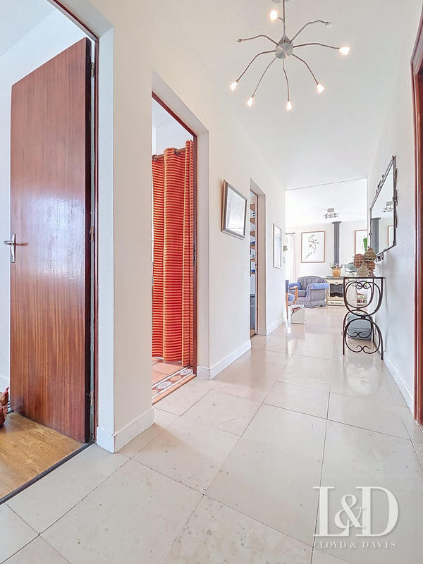 Maison - 230 m² - 8 pièces