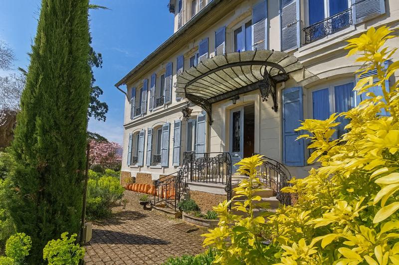 Propriété - 363 m² - 9 pièces