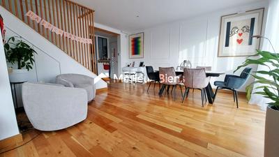 Maison - 219 m² - 8 pièces