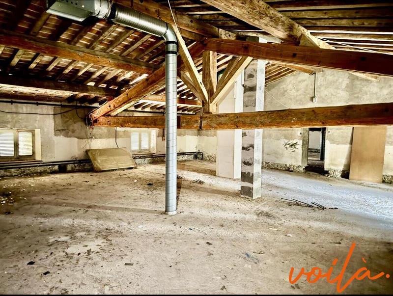 Maison - 1 983 m² - 40 pièces