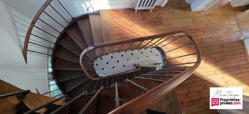 Maison - 403 m² - 11 pièces