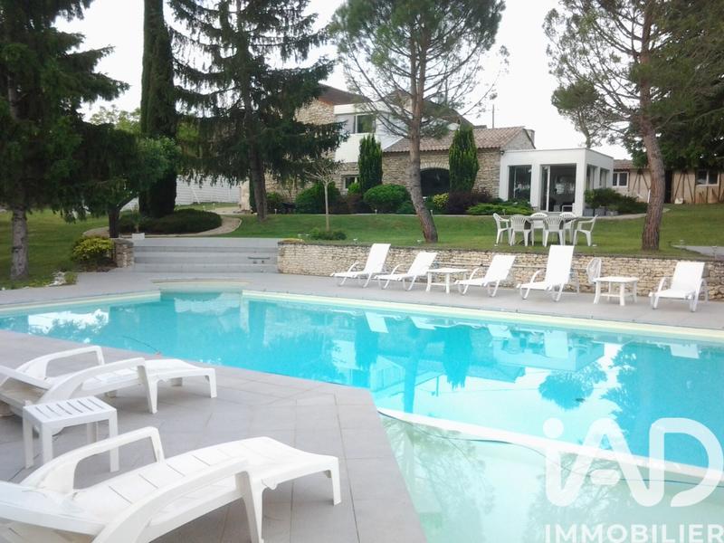 Maison - 228 m² - 8 pièces