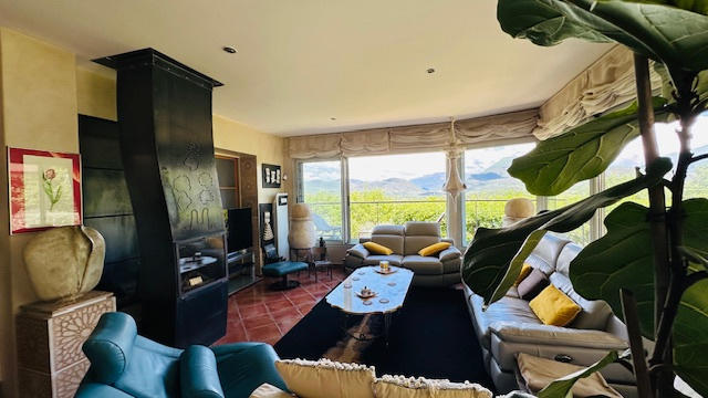 Propriété - 220 m² - 9 pièces