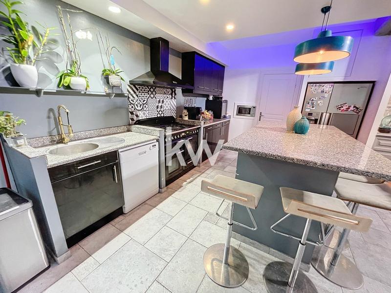 Maison - 274 m² - 10 pièces