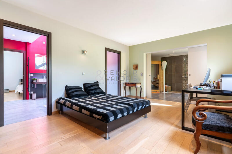 Maison - 232 m² - 7 pièces