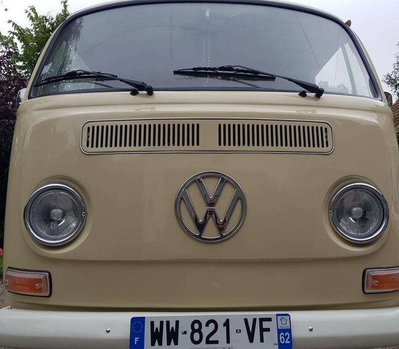 Volkswagen Combi T2a Deluxe