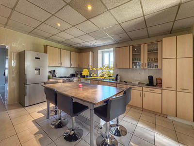 Maison - 210 m² - 9 pièces