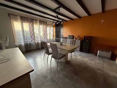 Maison - 218 m² - 9 pièces