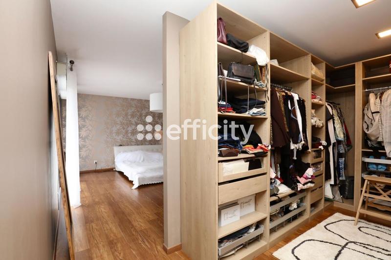 Maison - 220 m² - 7 pièces