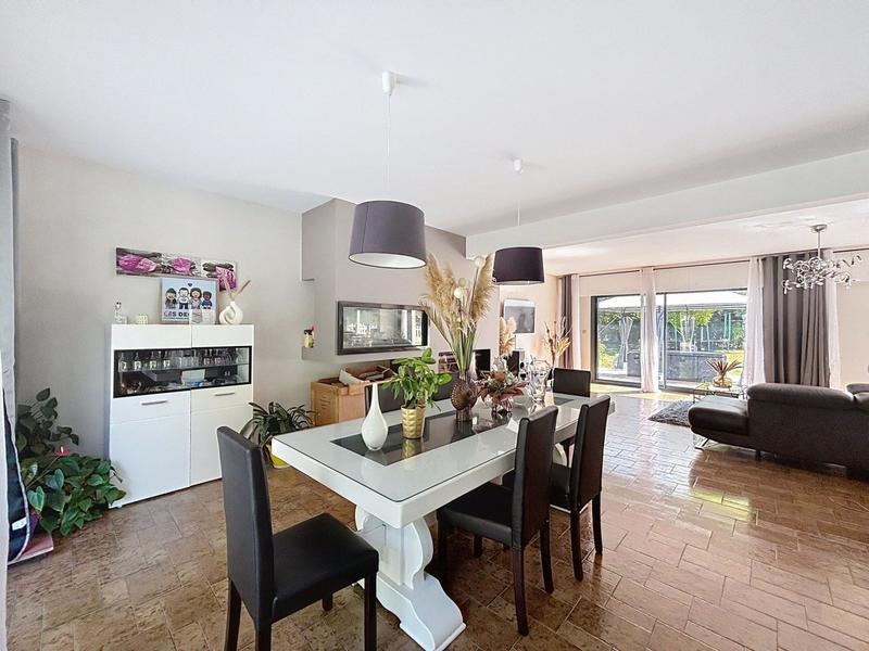 Maison - 254 m² - 7 pièces