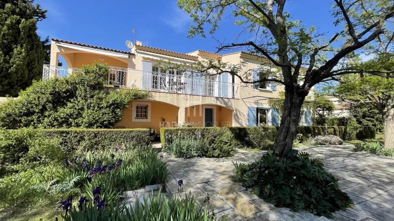 Maison - 385 m² - 8 pièces