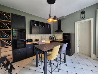 Maison - 244 m² - 9 pièces