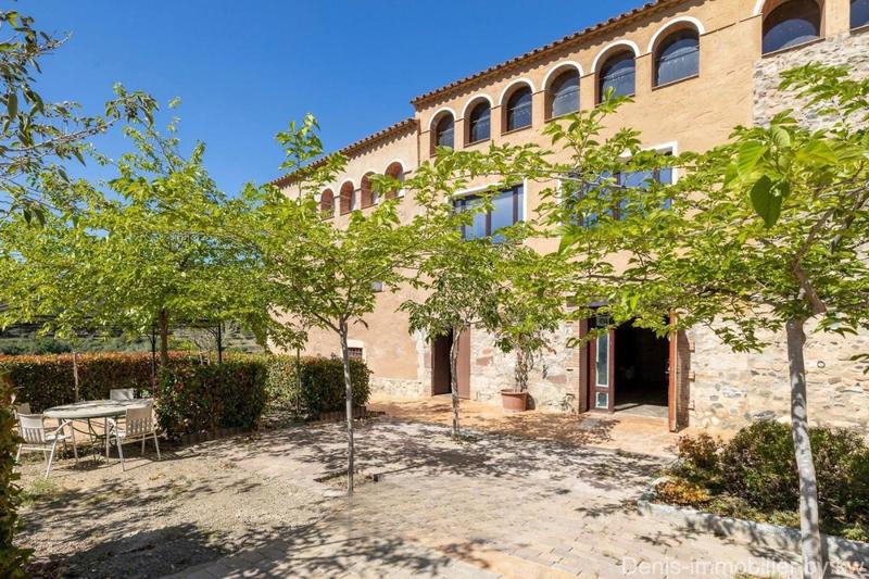 Propriété - 1 050 m² - 15 pièces