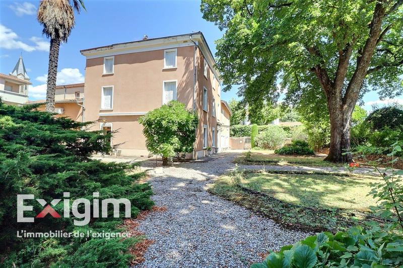 Maison - 330 m² - 9 pièces