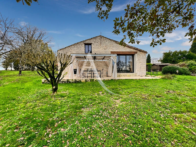 Maison - 230 m² - 8 pièces