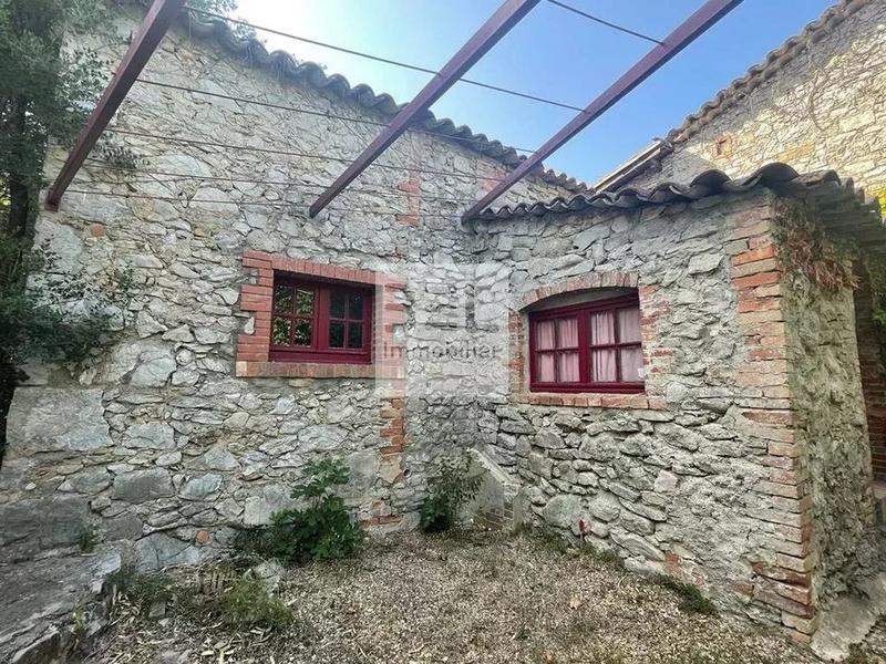 Propriété - 740 m² - 22 pièces