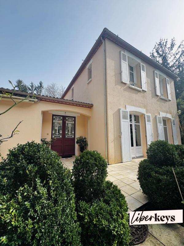 Maison - 227 m² - 8 pièces
