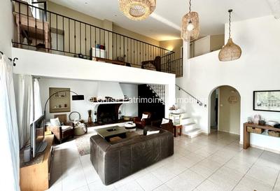 Maison - 300 m² - 11 pièces