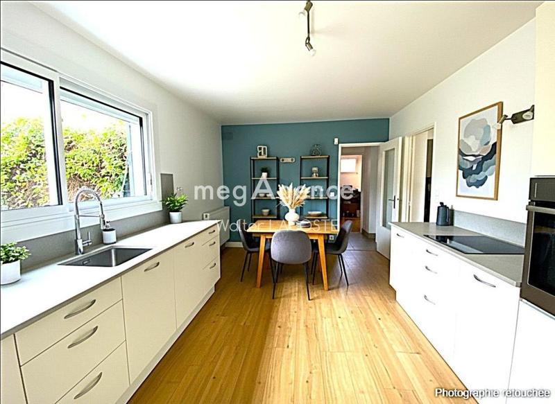 Maison traditionnelle - 260 m² - 10 pièces