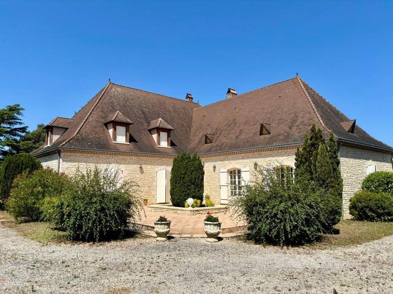 Maison traditionnelle - 308 m² - 10 pièces
