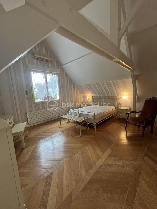 Pavillon - 220 m² - 9 pièces