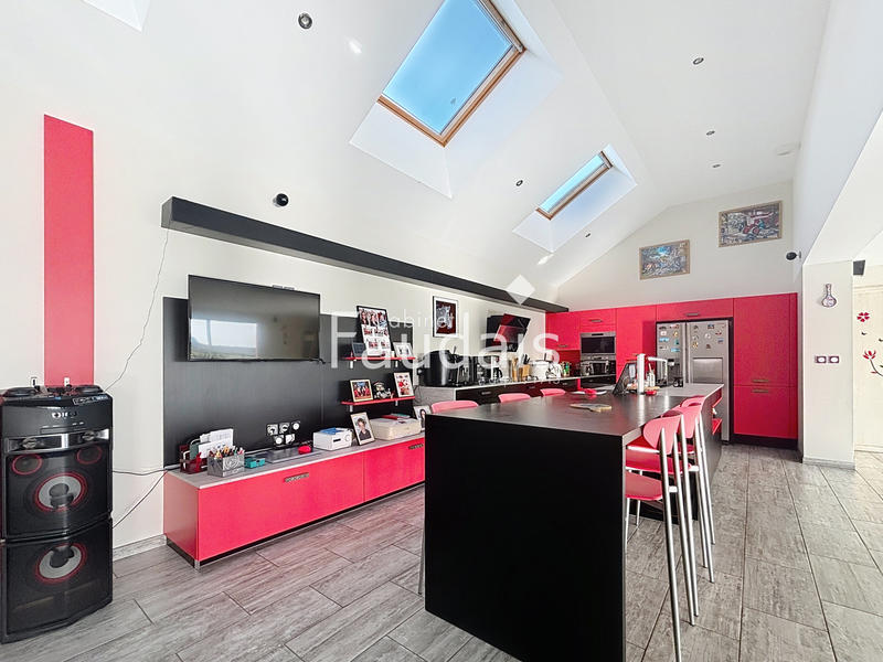 Maison - 246 m² - 8 pièces