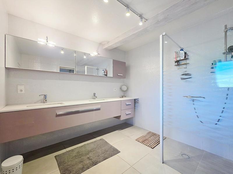 Maison - 246 m² - 10 pièces