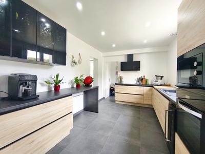 Maison traditionnelle - 170 m² - 9 pièces