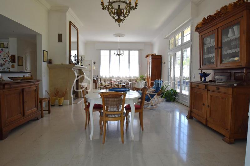 Demeure - 303 m² - 11 pièces