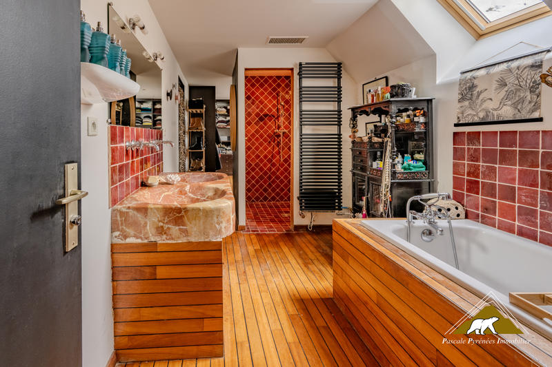 Maison - 600 m² - 12 pièces